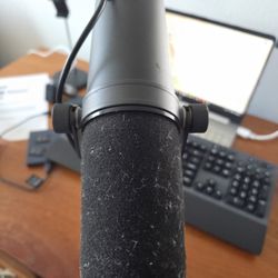 Shure SM7B Microphone - Vocal Dynamic Studio Mic for Broadcast, Podcast, Recording, Gaming & Streaming, XLR, Rugged Construction, Detachable Windscree
