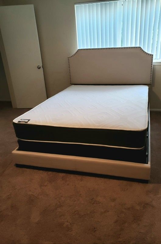 NEW Queen MATTRESS and BOX SPRING / Bed frame not included👍