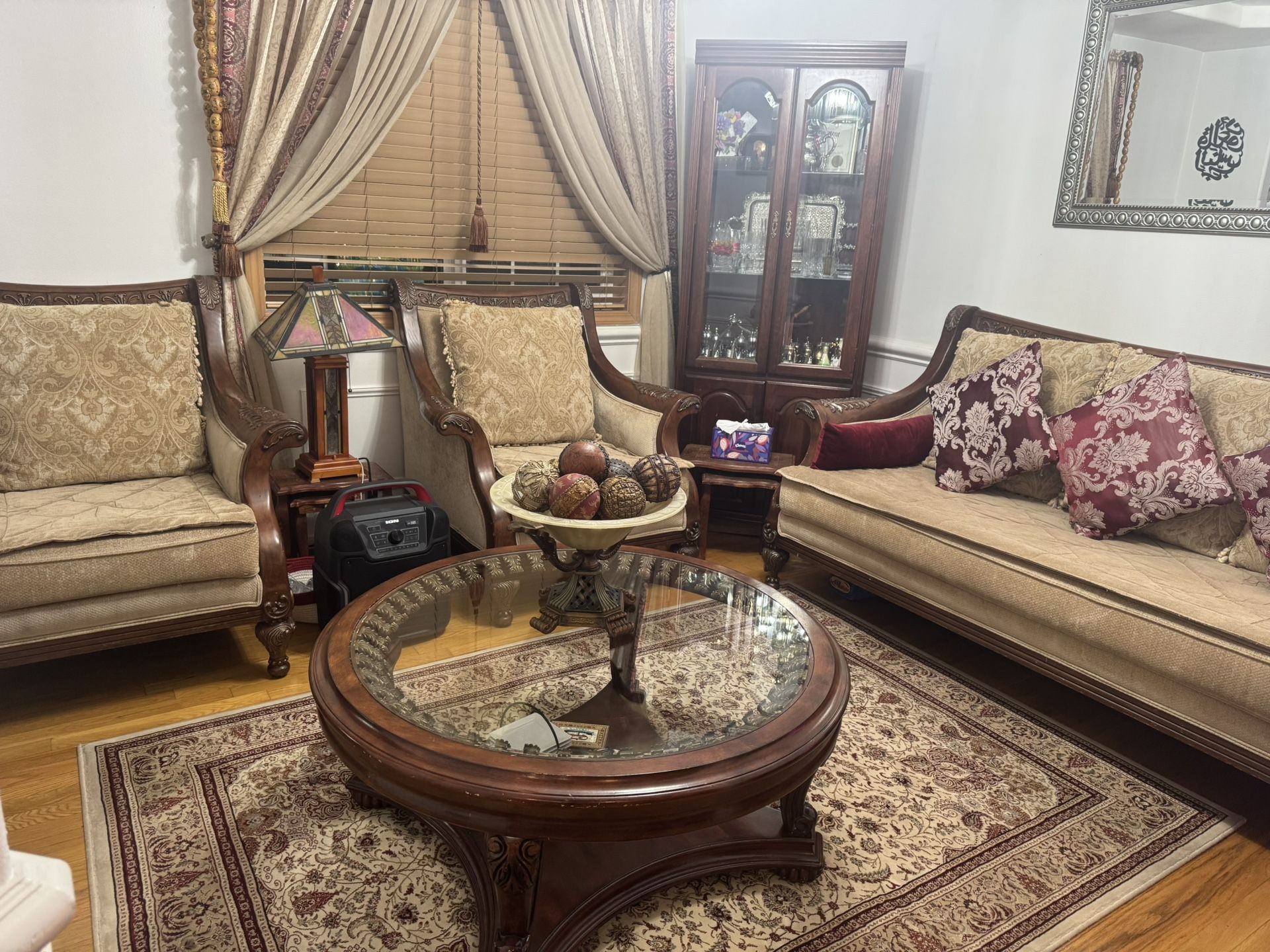 Couches With The Middle Table 