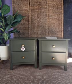 NIGHTSTANDS/SIDE TABLES 💚