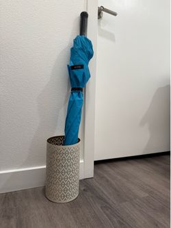 Modern White Metal Umbrella Stand – Excellent Condition