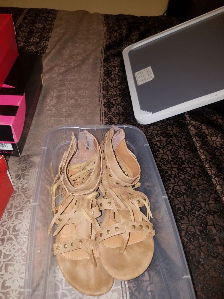 Tan Sandles with fringe