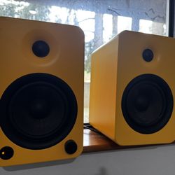 2 Kanto YU5 powered bookshelf speakers bluetooth aptX  (pair) <> selling as is