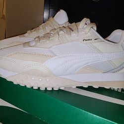 Womans Puma Sneakers (NEW)