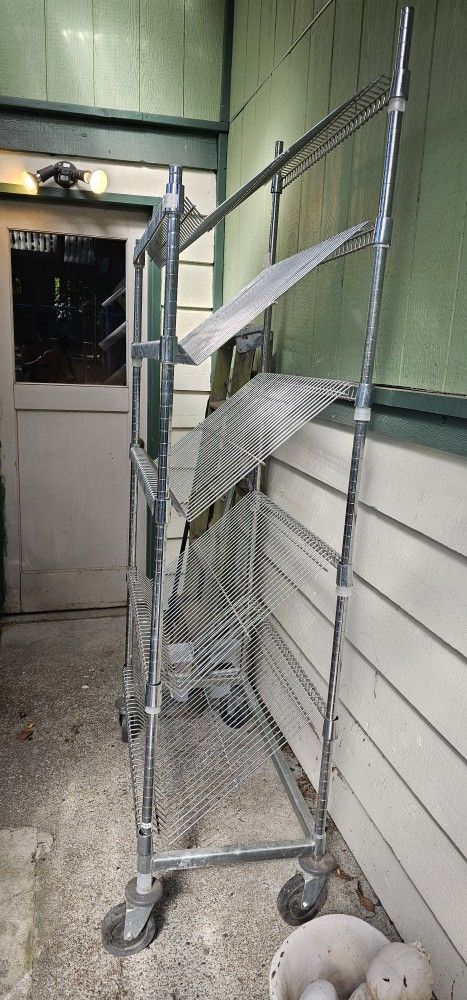 SLANTED WIRE SHELVING