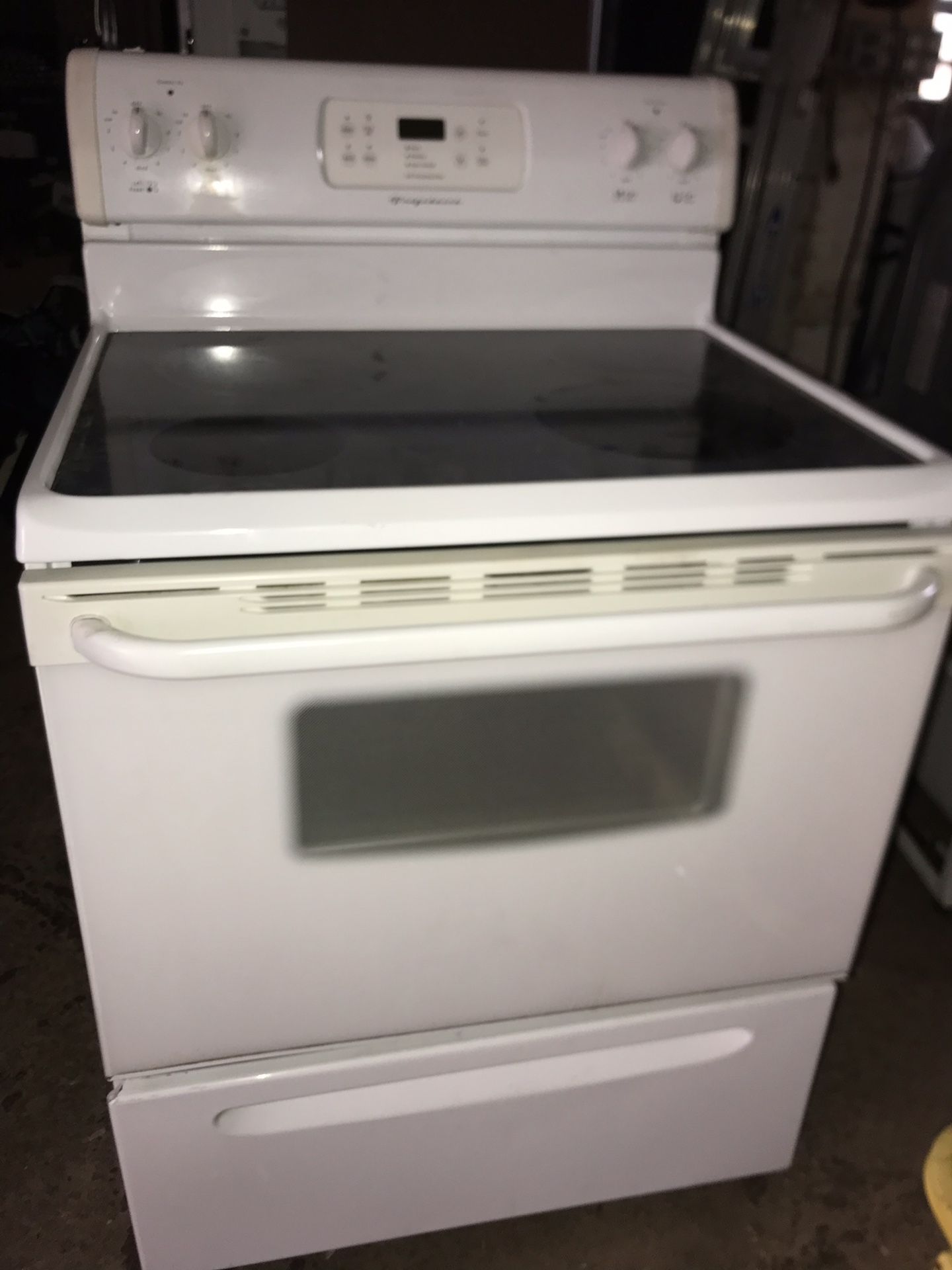 Frigidaire Glass top stove