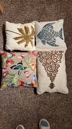 4 Throw Pillows 