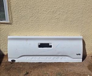 Toyota Tacoma Tailgate "Tapa de Caja" 2016-2023