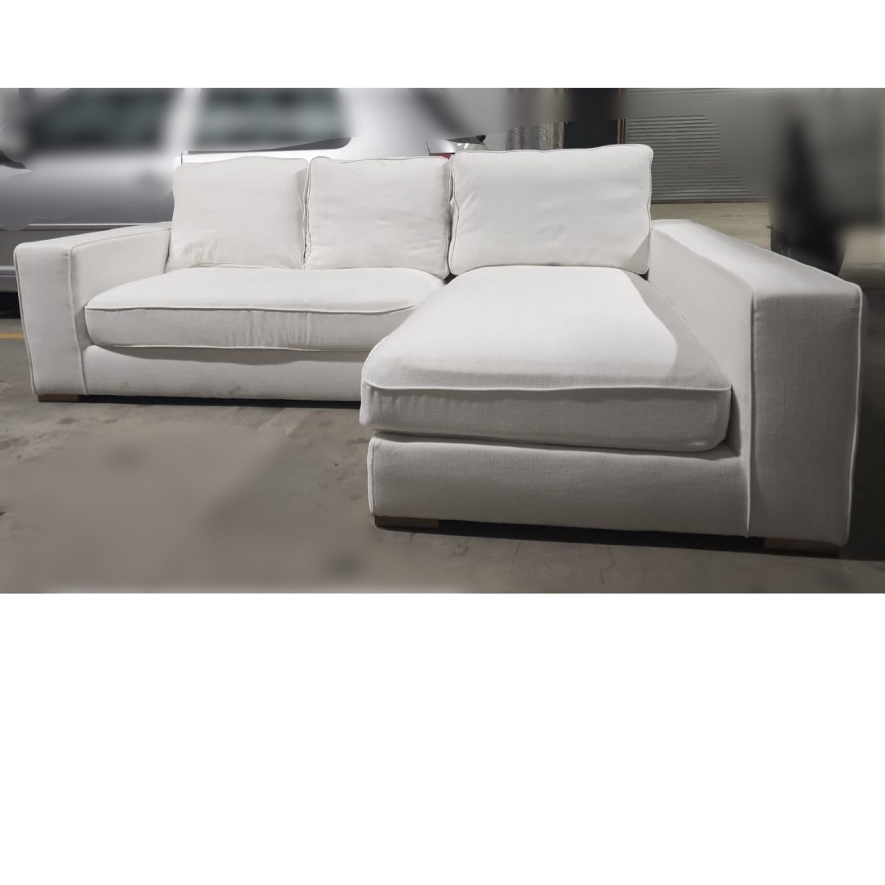 Interior Define Ainsley Sectional Sofa with Right Chaise/ SALE PENDING