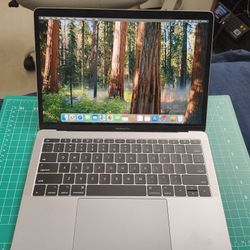 Laptop MacBook Pro 13" Core i7 2.5ghz, 16gb Ram, 512gb Storage ,2017 , os Seqouia