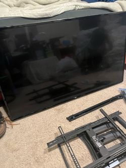 55” smart tv w/ heavy duty wall mount