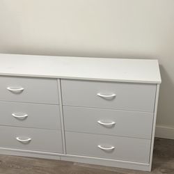 Like New Six Drawer Dresser. 