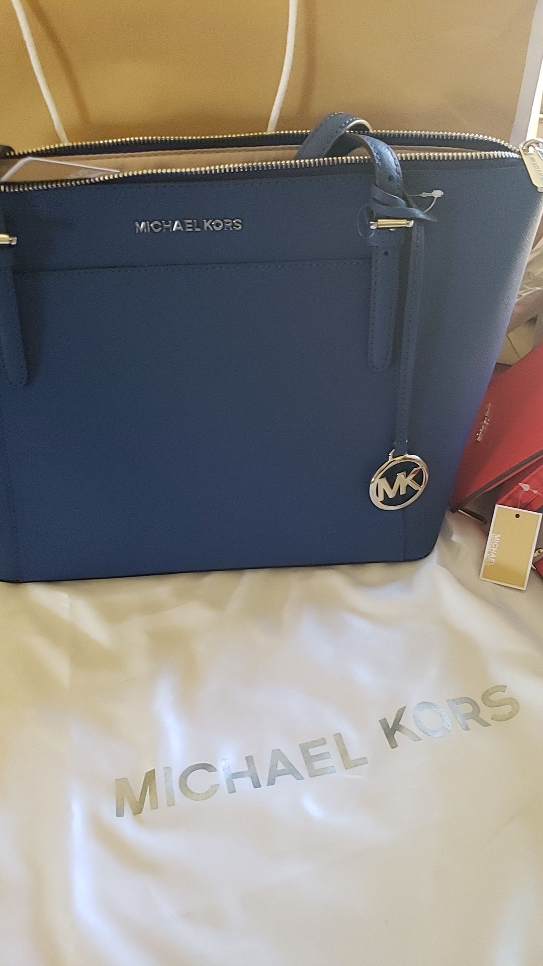 Ciara color sapphire lether Michael kors new whit tags.