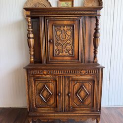 Antique Jacobean Revival style oak hutch made by Bernhardt furniture, early 1900s