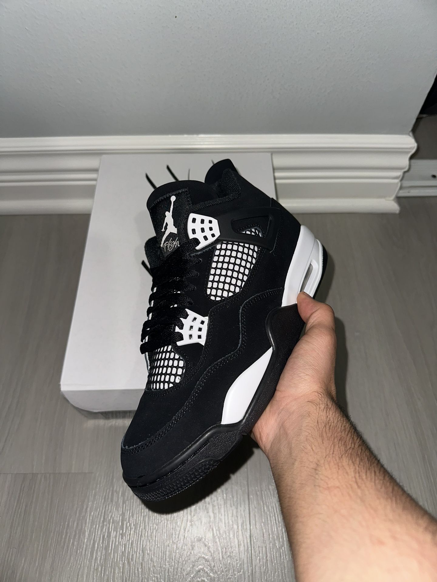 Jordan 4 White Thunder Size 8.5