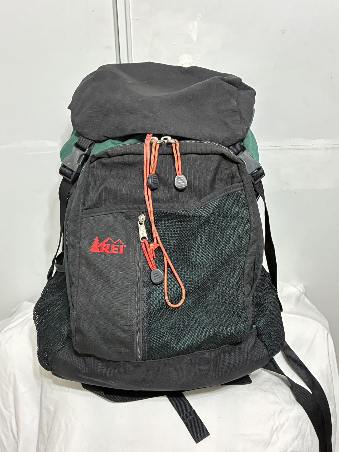 Vintage REI black and green hiking backpack lots of compartments