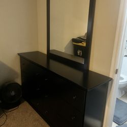 Queen Bedroom Set , 2 Night Stands , 6 Drawer Dresser With Mirror  