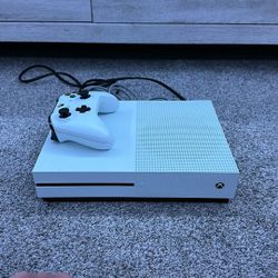XBOX 1 S + Controller (comes with cords needed)