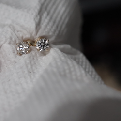 .5 carat solitare diamonds earrings for men/women