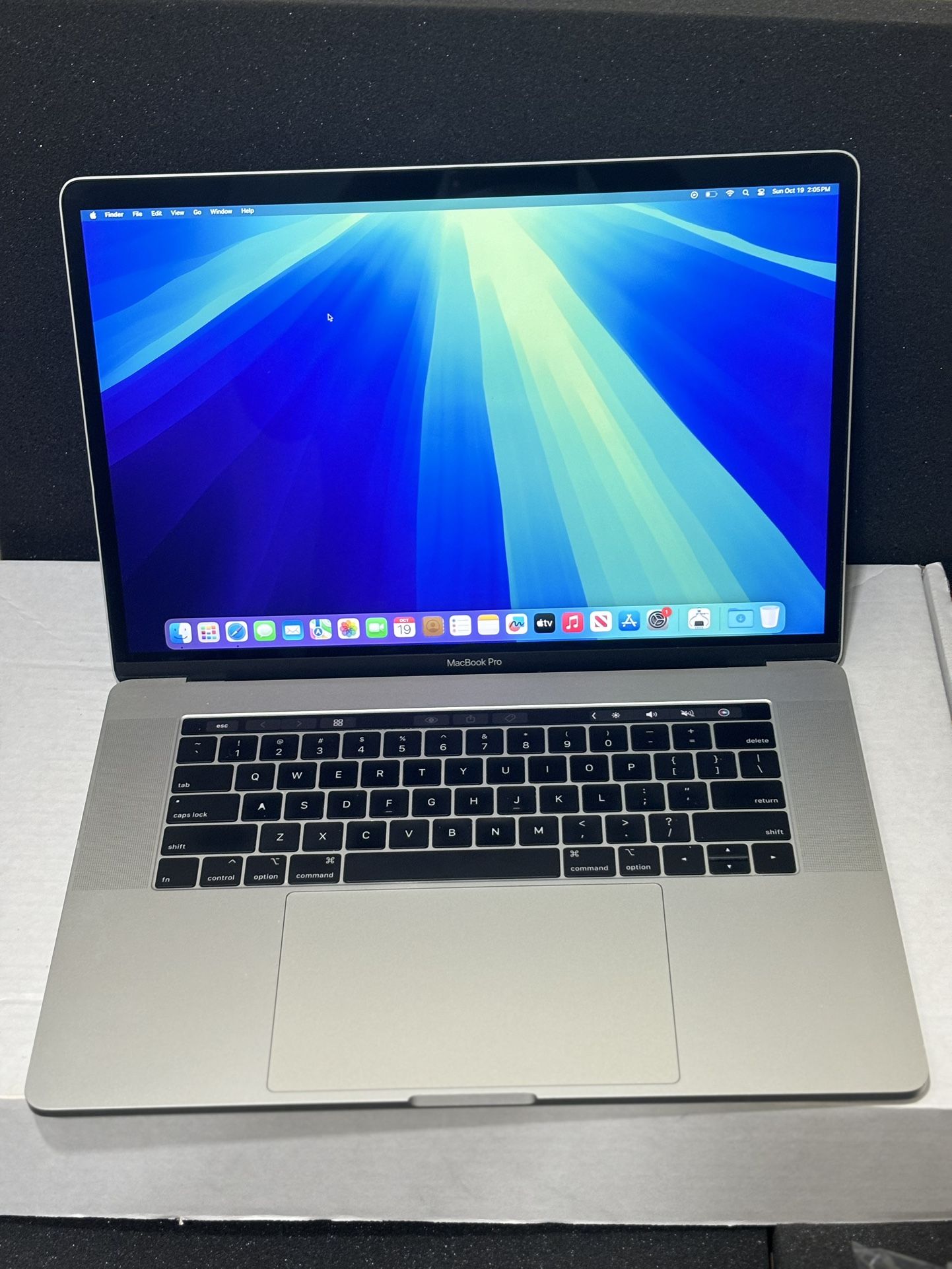 MacBook Pro 15 2019 i7 / 32 gb ram /1tb ssd silver