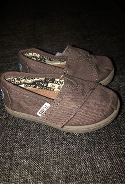 Toms size 5 toddler super cute baby shoes! Could be for boy or girl