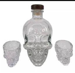 LOT- CRYSTAL HEAD SKULL VODKA BOTTLE + 2 SKULL SHOT GLASSES HALLOWEEN