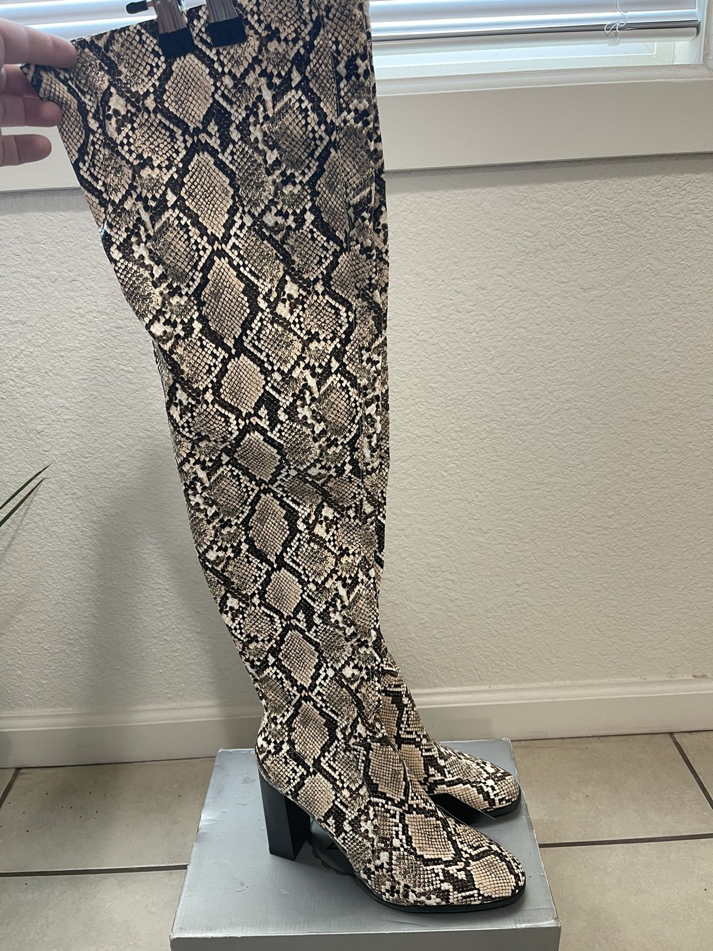 Women’s FOREVER 21 Thigh High Boots SIZE 10 (fits Like A 9)