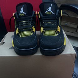 Jordan 4s Thunder