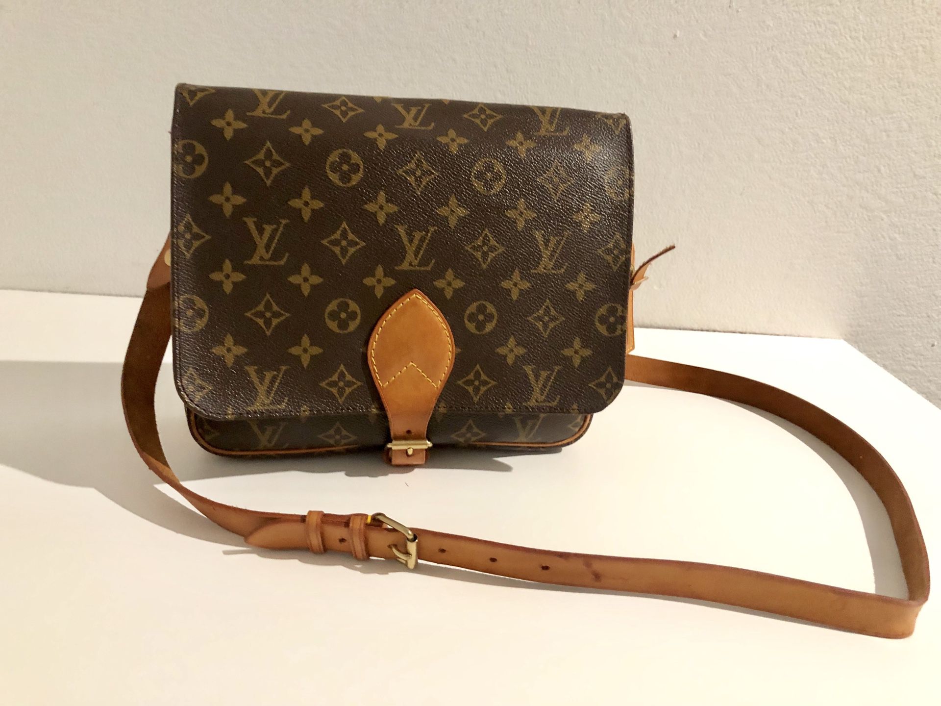 Cartouchière leather crossbody bag Louis Vuitton Green in Leather - 30859556