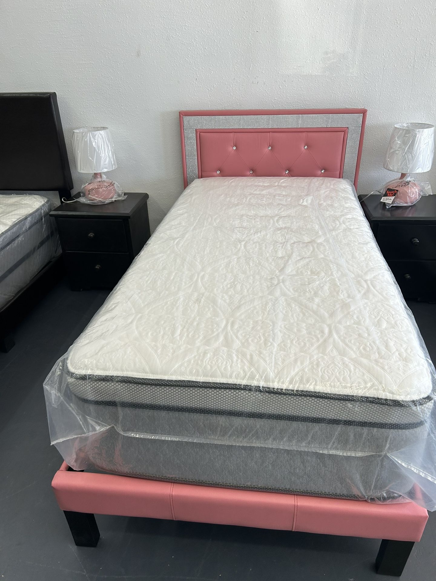 Sparkles ✨ Pink Twin Bed