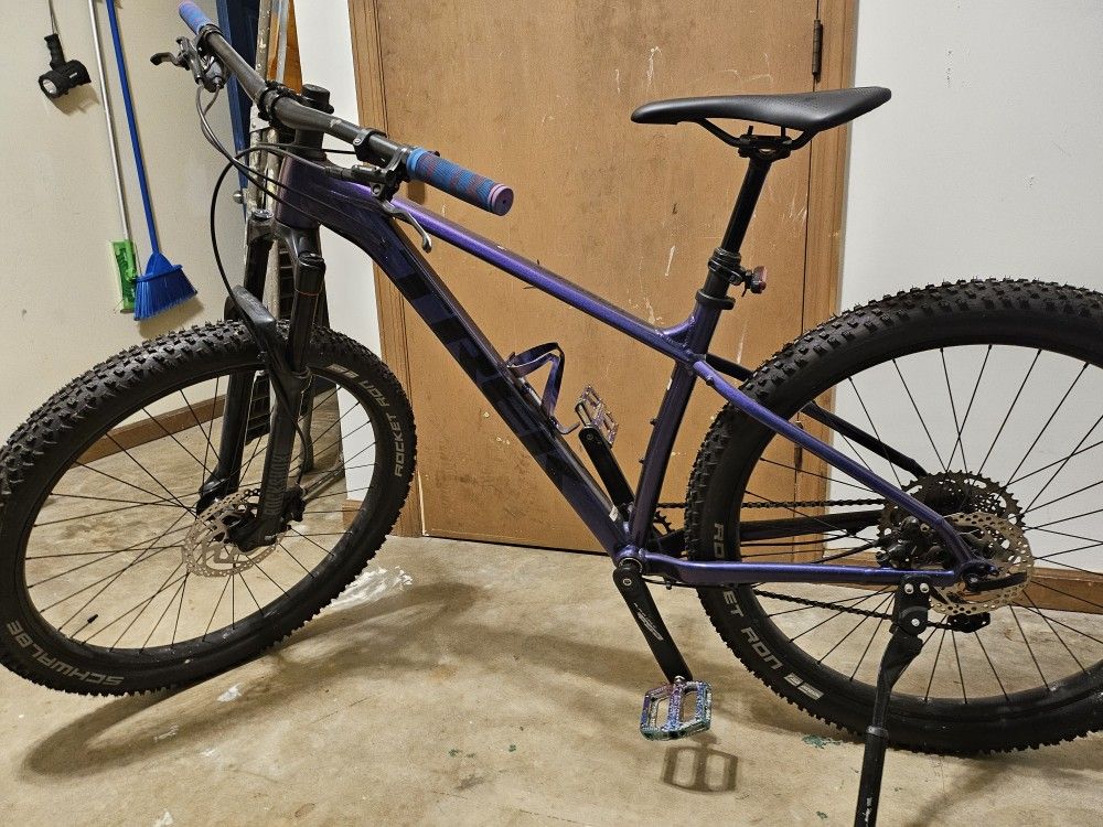 2022 Trek Roscoe 6 W/ Dropper Seat And Air Shock