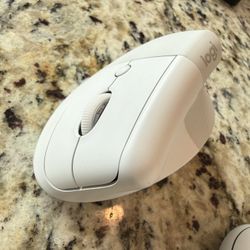 Logitech Lift for Mac Wireless Vertical Ergonomic Mouse, Bluetooth, Quiet Clicks, Silent Smartwheel, 4 Customizable Buttons, for macOS/iPadOS/MacBook 