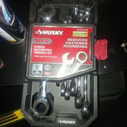 Eight piece ratcheting wrench set husky
