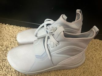 Puma Women Tennis Shoes (new)