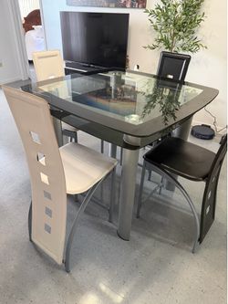 Mesa de comedor con 4 sillas