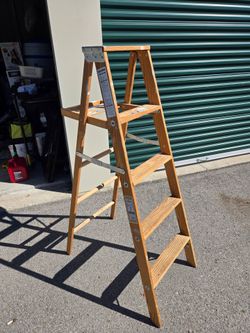 Like New Condition 5ft Werner Wood Step Ladder. "CHECK OUT MY PAGE FOR MORE DEALS "