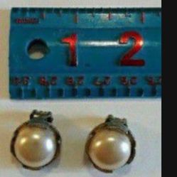 CLIP ON VINTAGE PEARL EARRINGS. 