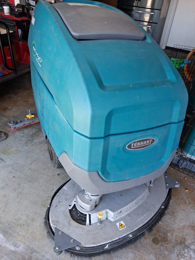 Tennant T600 FLOOR SCRUBBER