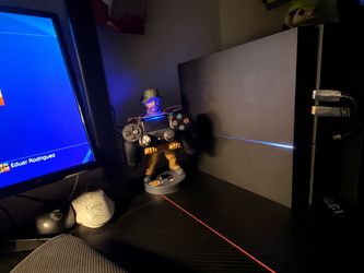 PlayStation 4 en buen estado, que incluye un mando, el GTA V y un volante PXN V3 Pro