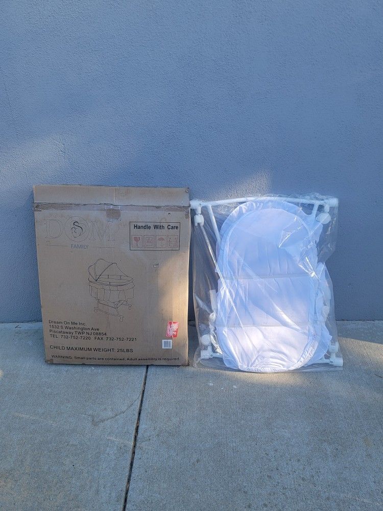 New - Dom Family - Dream On Me - Baby Bassinet - White with wheels