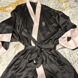 New Victoria’s Secrets One Size Black Silk Robe