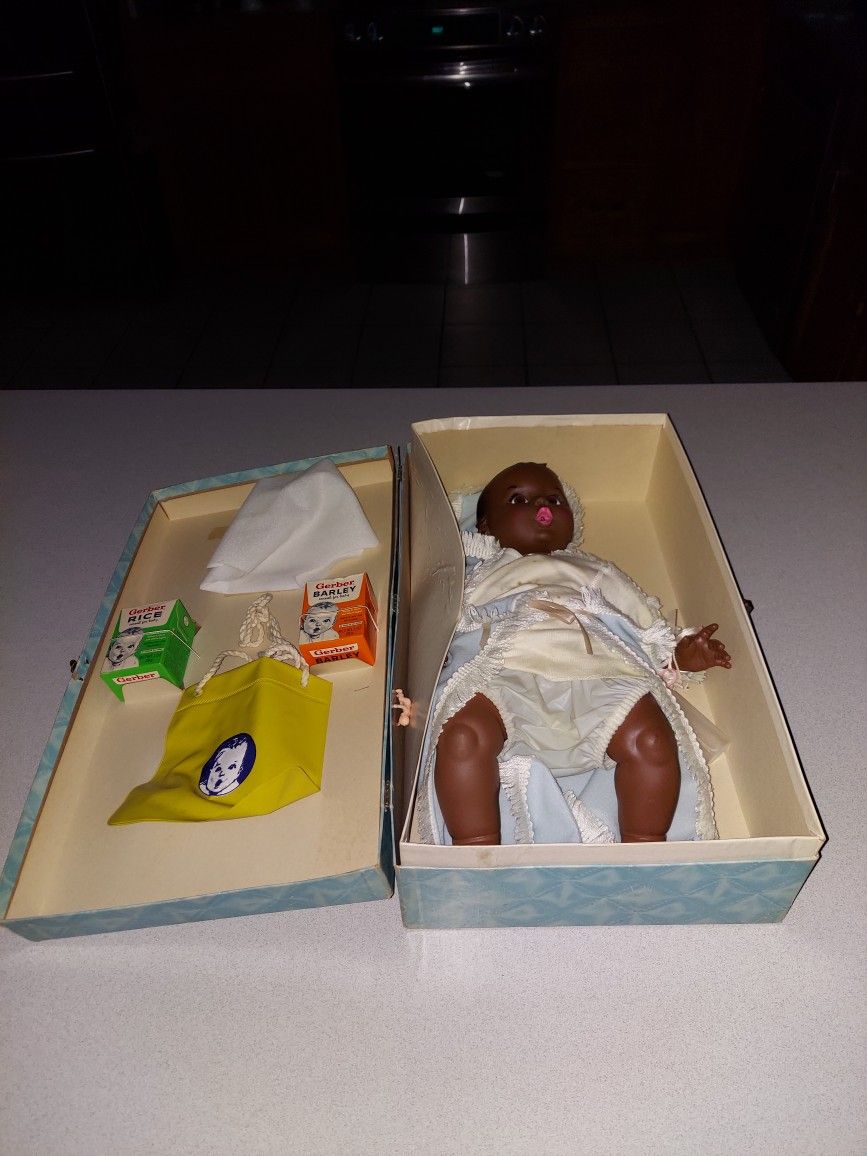 EXTREMELY RARE VINTAGE GERBER BABY DOLL COMPLETE IN CASE