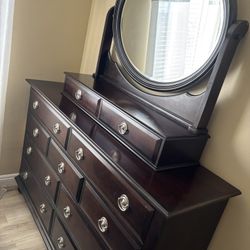 Dresser & Mirror And 2 Nightstands 