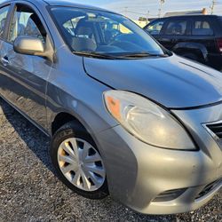 2013 Nissan VERSA 4Door GAS SAVER