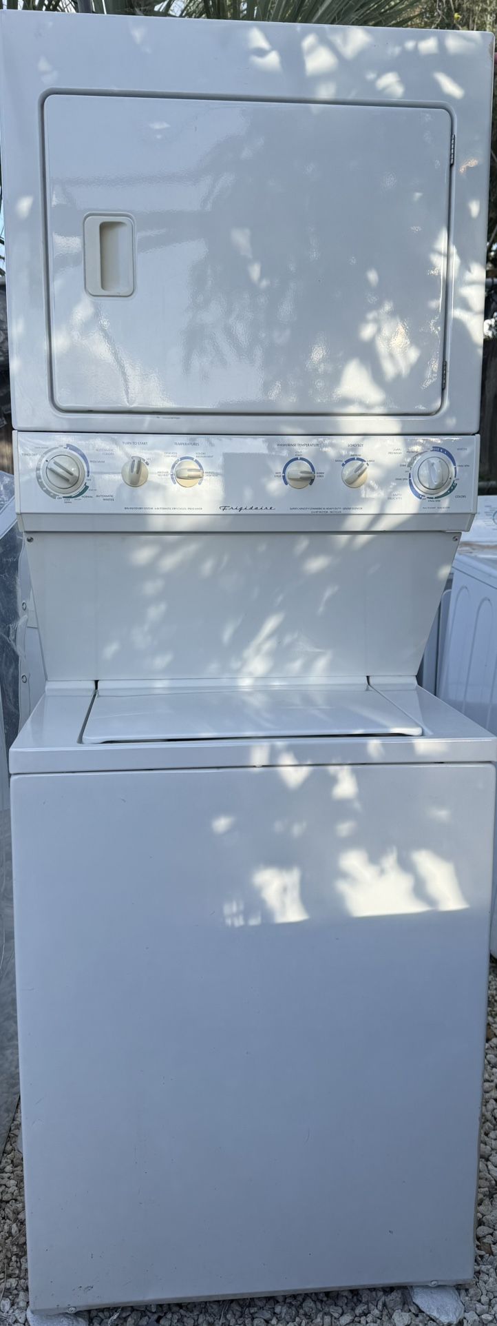 Frigidaire 2-in-1 stackable washing machine in very good condition, working at 100%.