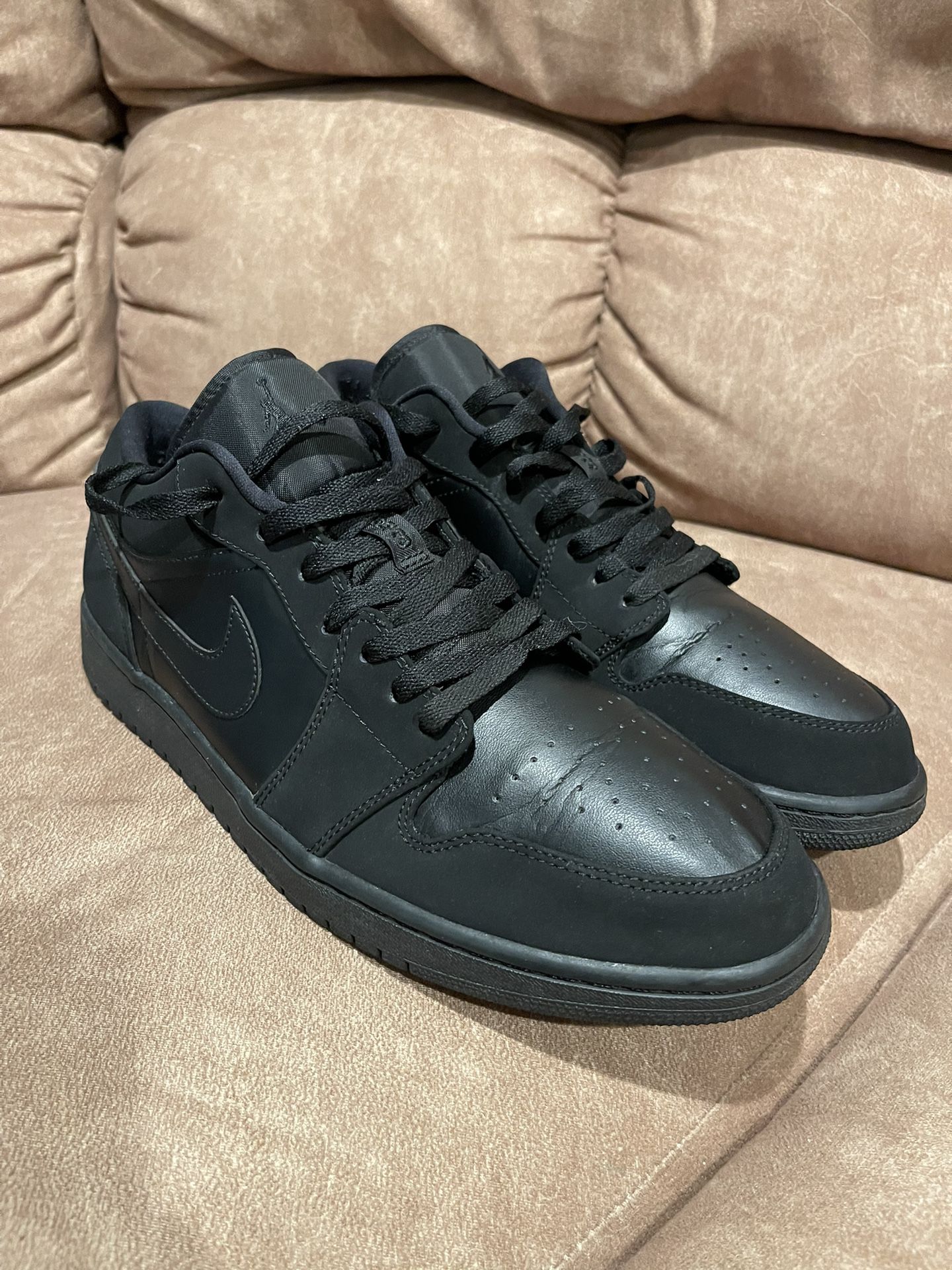 Air Jordan 1 Retro Low 'Triple Black' shoes