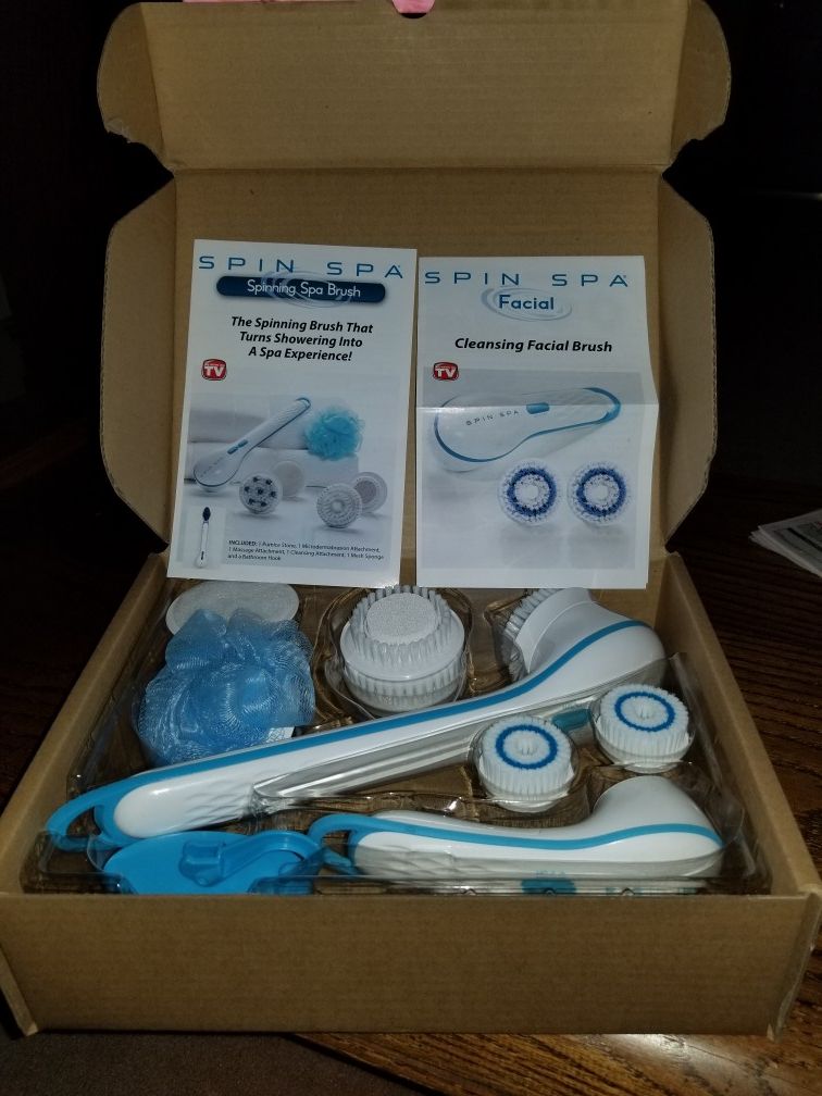 NEW SPIN SPA SPINNING SPA BRUSH AND FACIAL AND ACCESSORIES. PICK UP MIDDLEBORO ONLY.