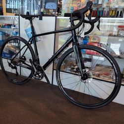 NEW 54CM FUJI SPORTIF 1.1 DISC BLACK 22 SPEED SHIMANO 105 ROAD BIKE 