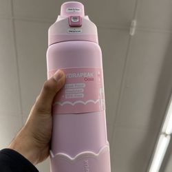 Hydrapeak Oasis water bottle featuring a locking lid and a protective base.