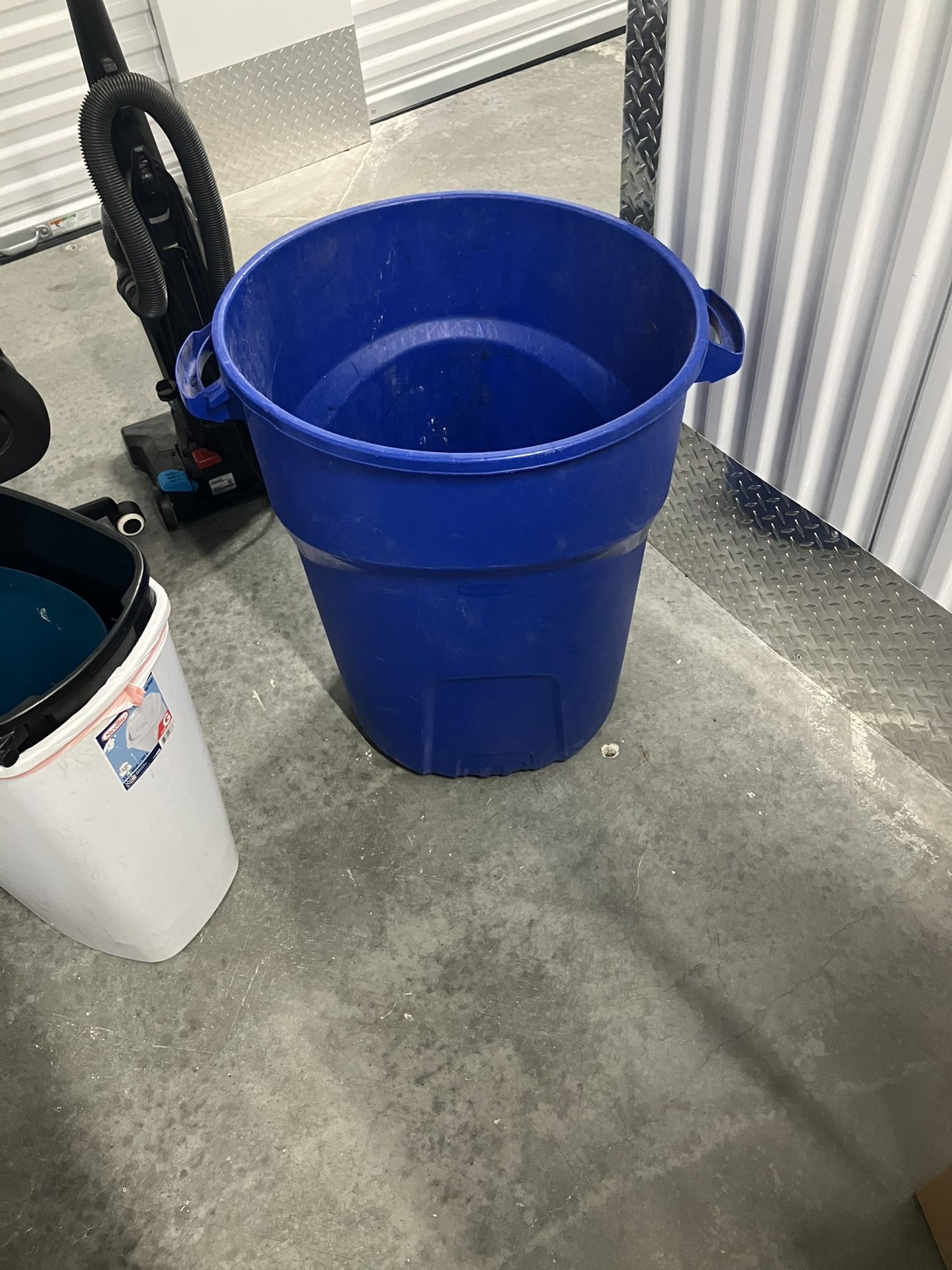 Utility Trash Can With Other Trash cans